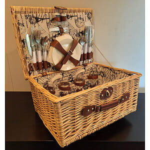 Picknick koffer met bestek en servies