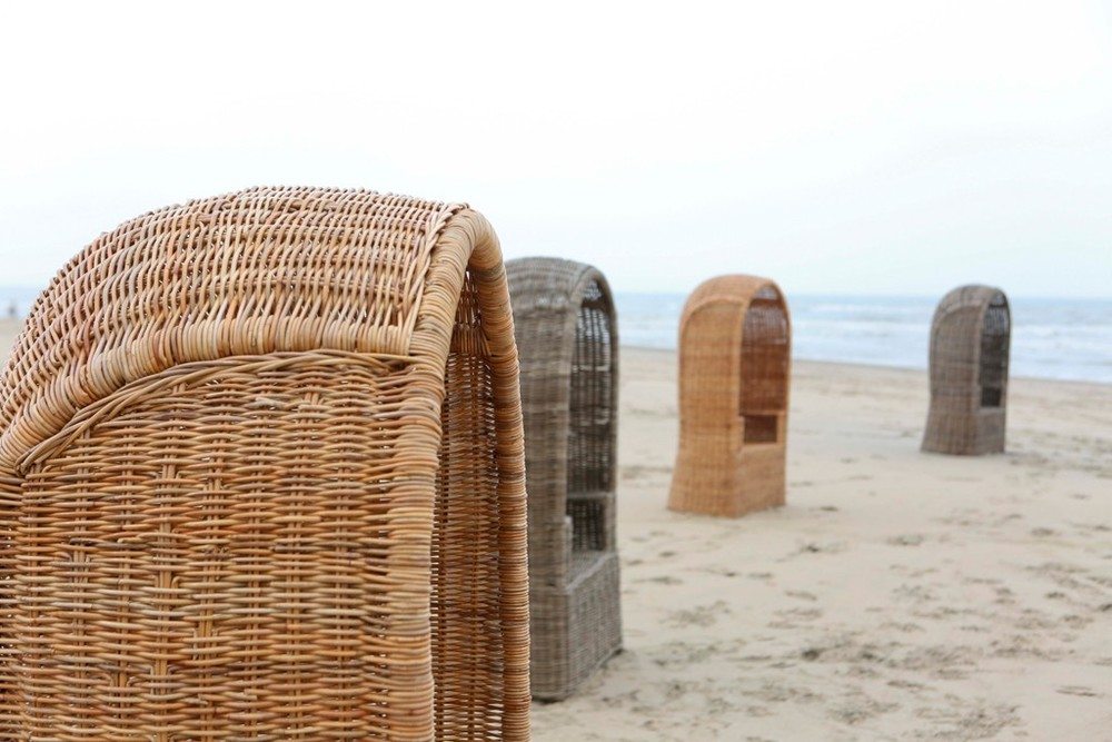 Strandkorb und Liegestühle